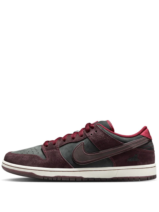 NIKE SB DUNK LOW X RIOT
