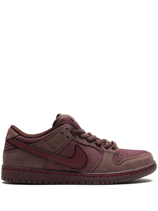 NIKEE SB DUNK LOW CITY OF LOVE BURGUNDY CRUSH