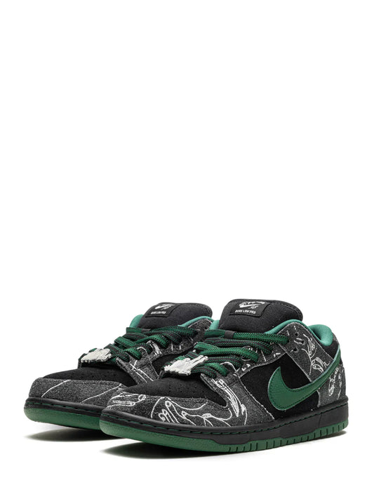 NIKEE SB DUNK LOW THERE SKATEBOARDS