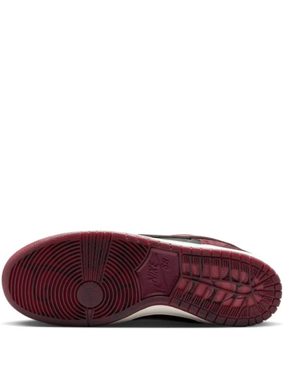 NIKE SB DUNK LOW X RIOT