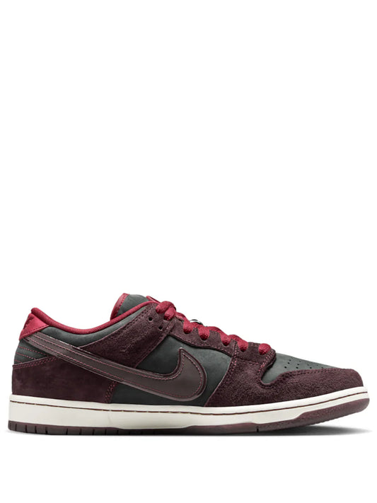 NIKE SB DUNK LOW X RIOT